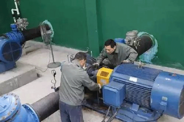西安西玛电机工人正在处理发生振动故障的电机